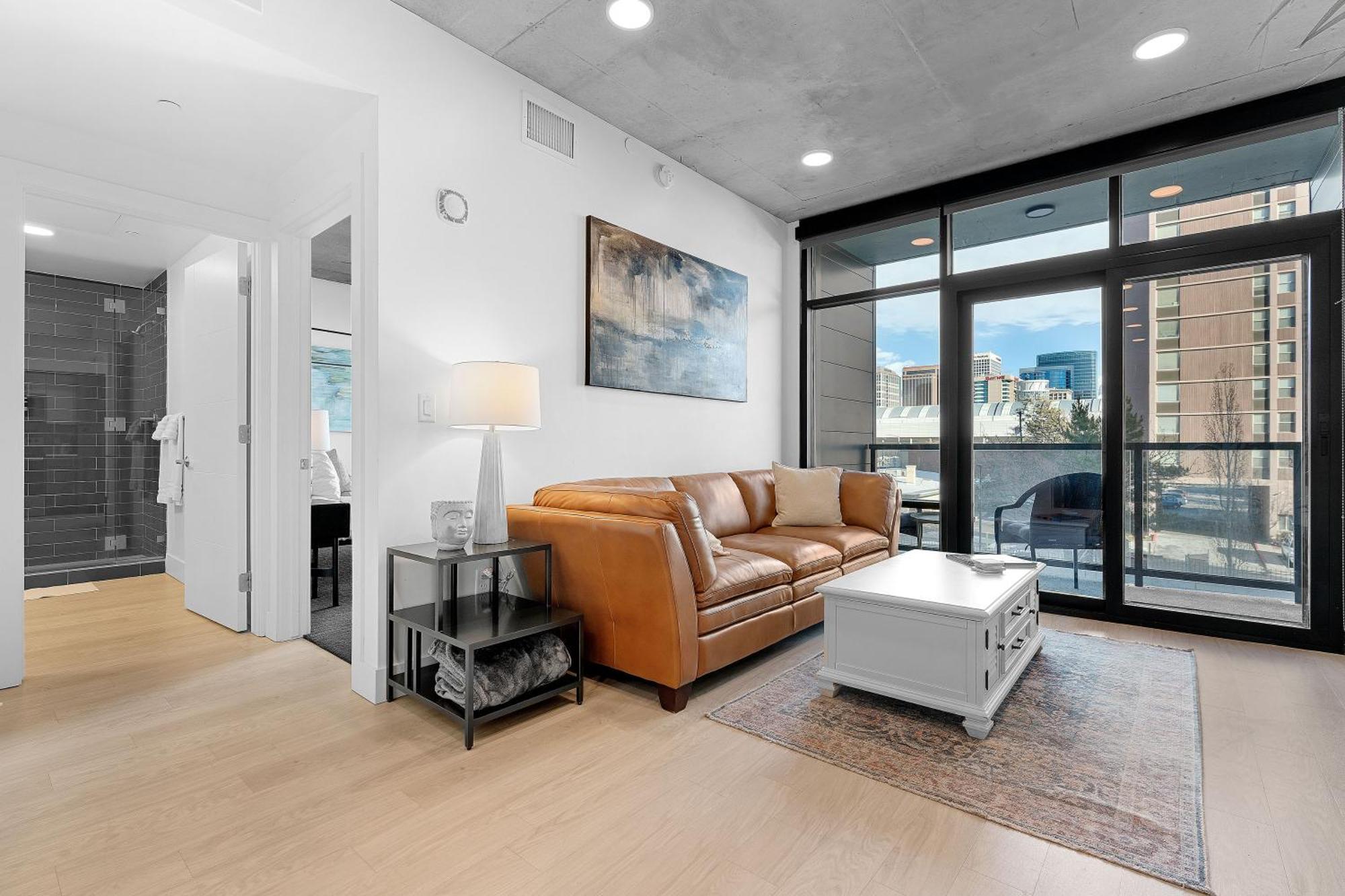 Amenities Pool Htub Gym Pking Downtown Views Apartment