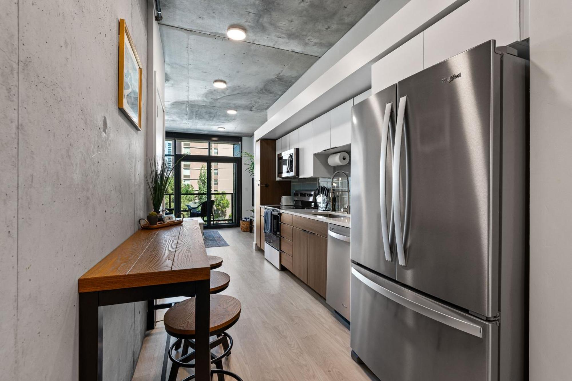 Apartment Amenities Pool Htub Gym Pking Downtown Views Salt Lake City