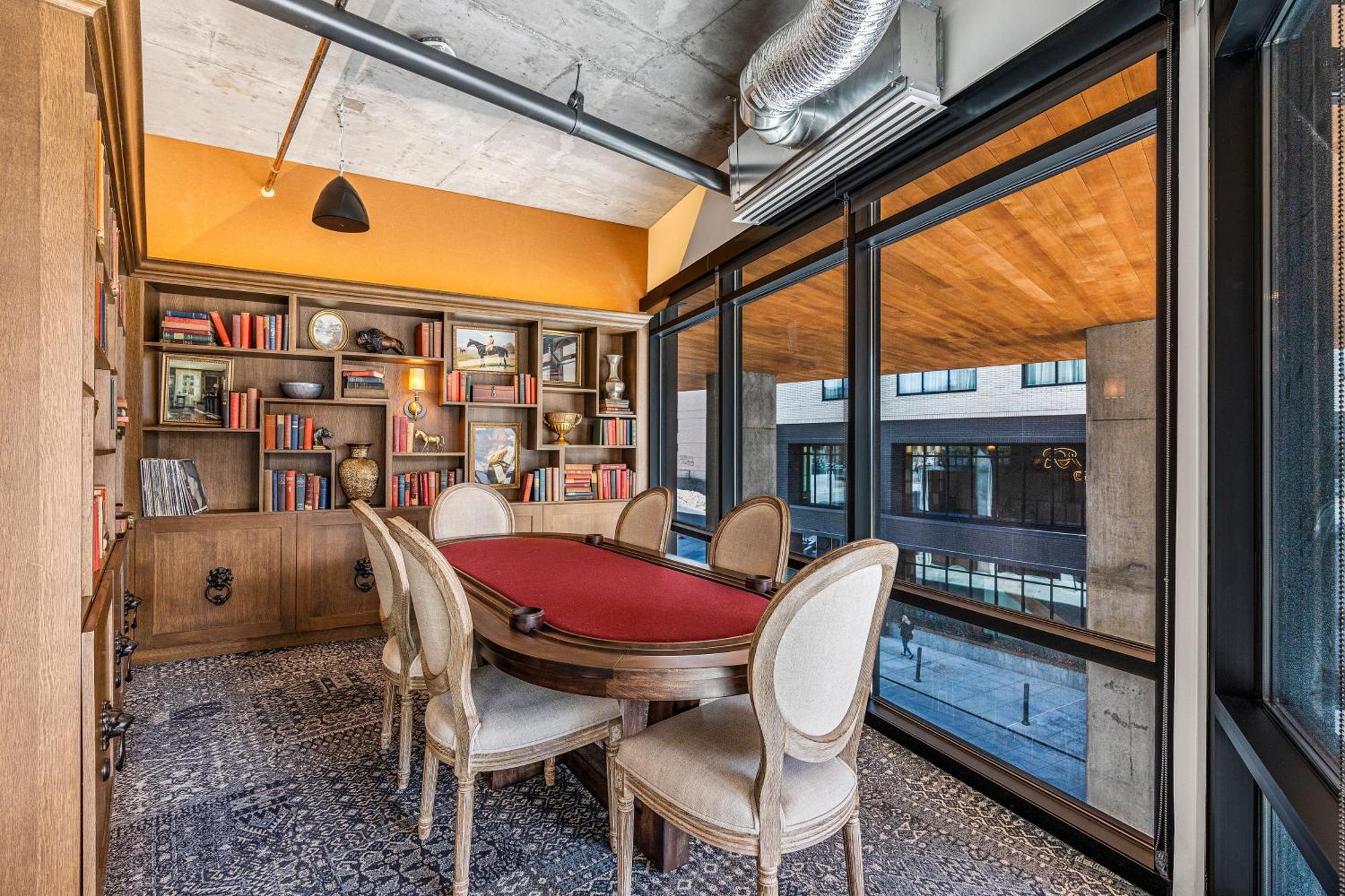 Exceptional 1bd Ba-poolhottubgymparking- Downtown!