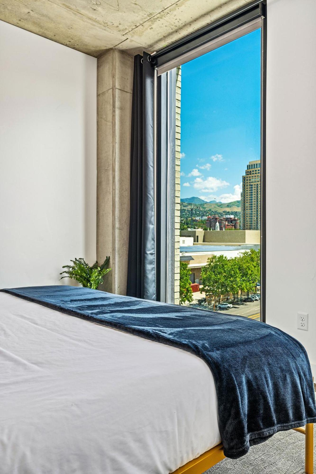 Exceptional 1bd Ba-poolhottubgymparking- Downtown! * Salt Lake City