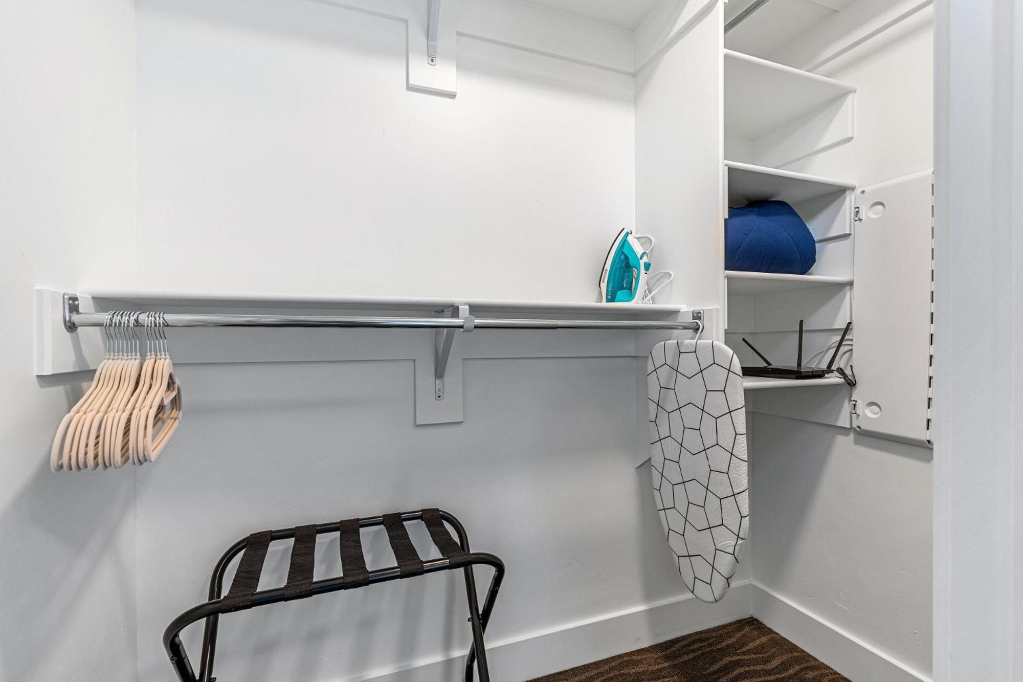 Exceptional 1bd Ba-poolhottubgymparking- Downtown!