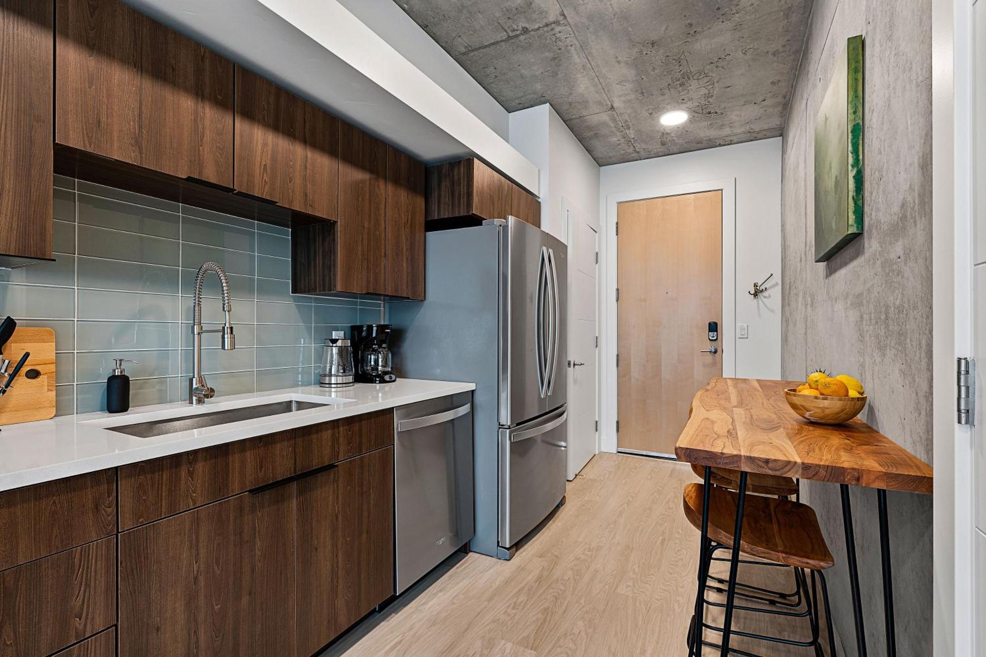 Apartment Exceptional 1bd Ba-poolhottubgymparking- Downtown! *