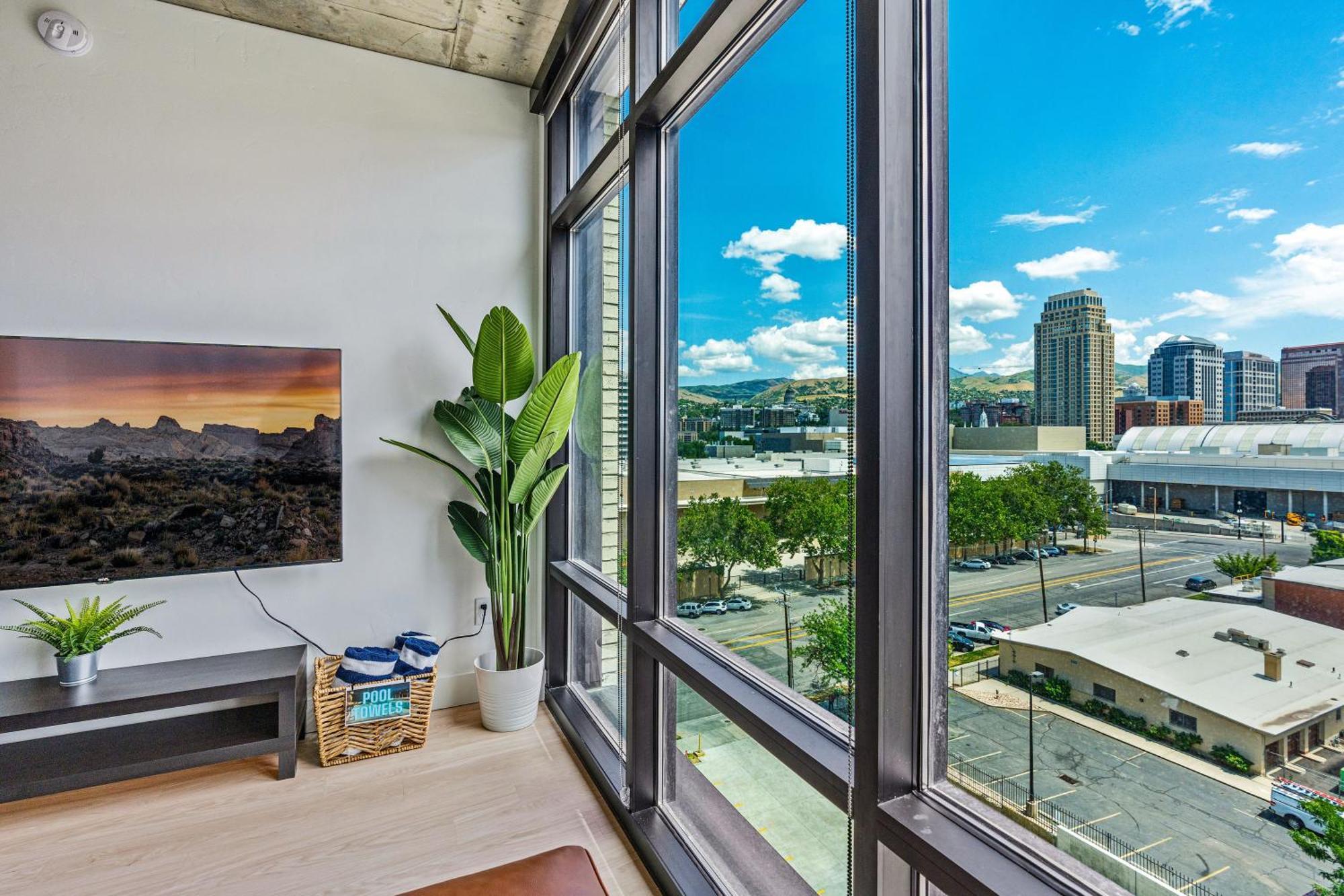 Exceptional 1bd Ba-poolhottubgymparking- Downtown! Apartment