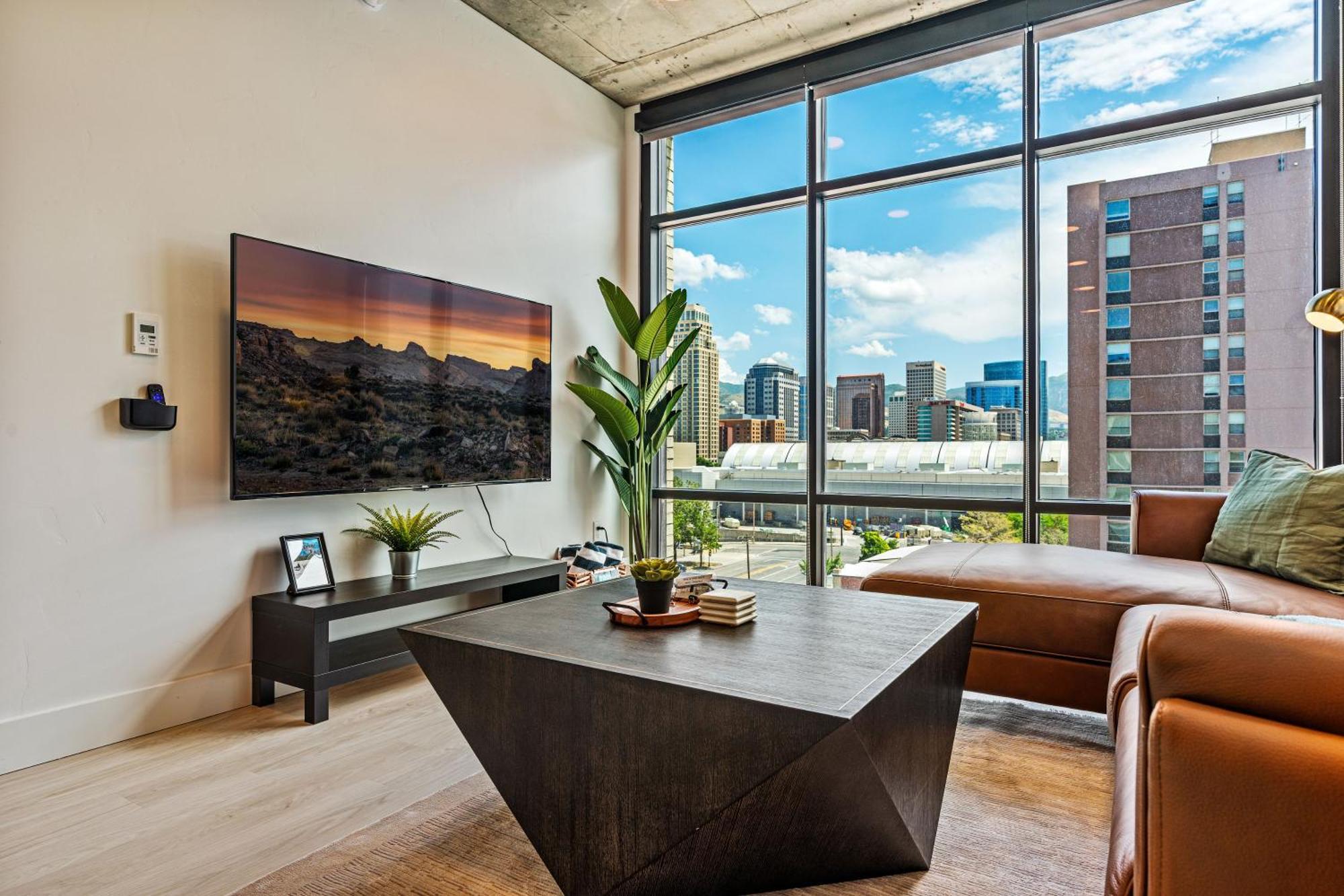 Exceptional 1bd Ba-poolhottubgymparking- Downtown! Apartment *