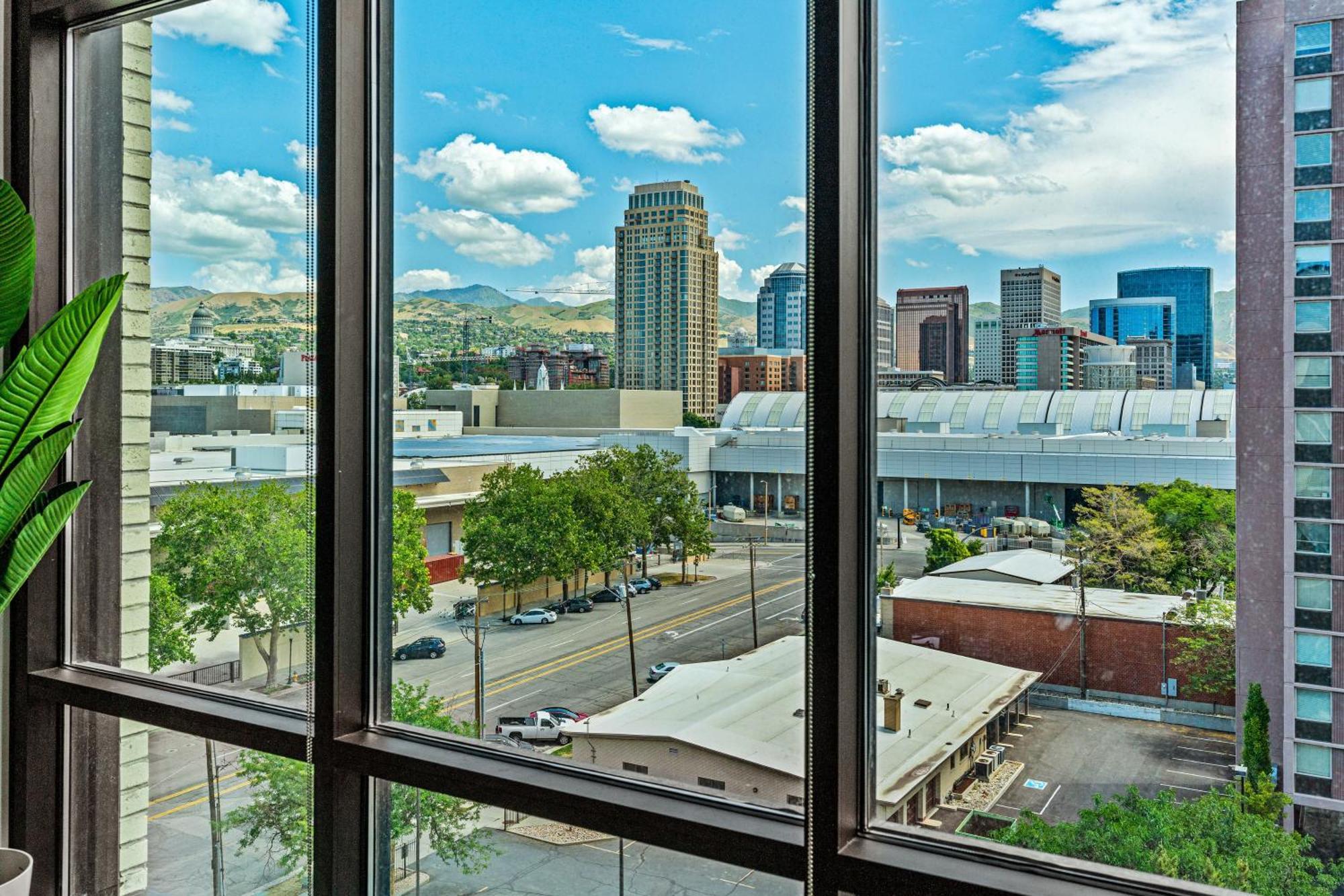 Exceptional 1bd Ba-poolhottubgymparking- Downtown! Apartment Salt Lake City