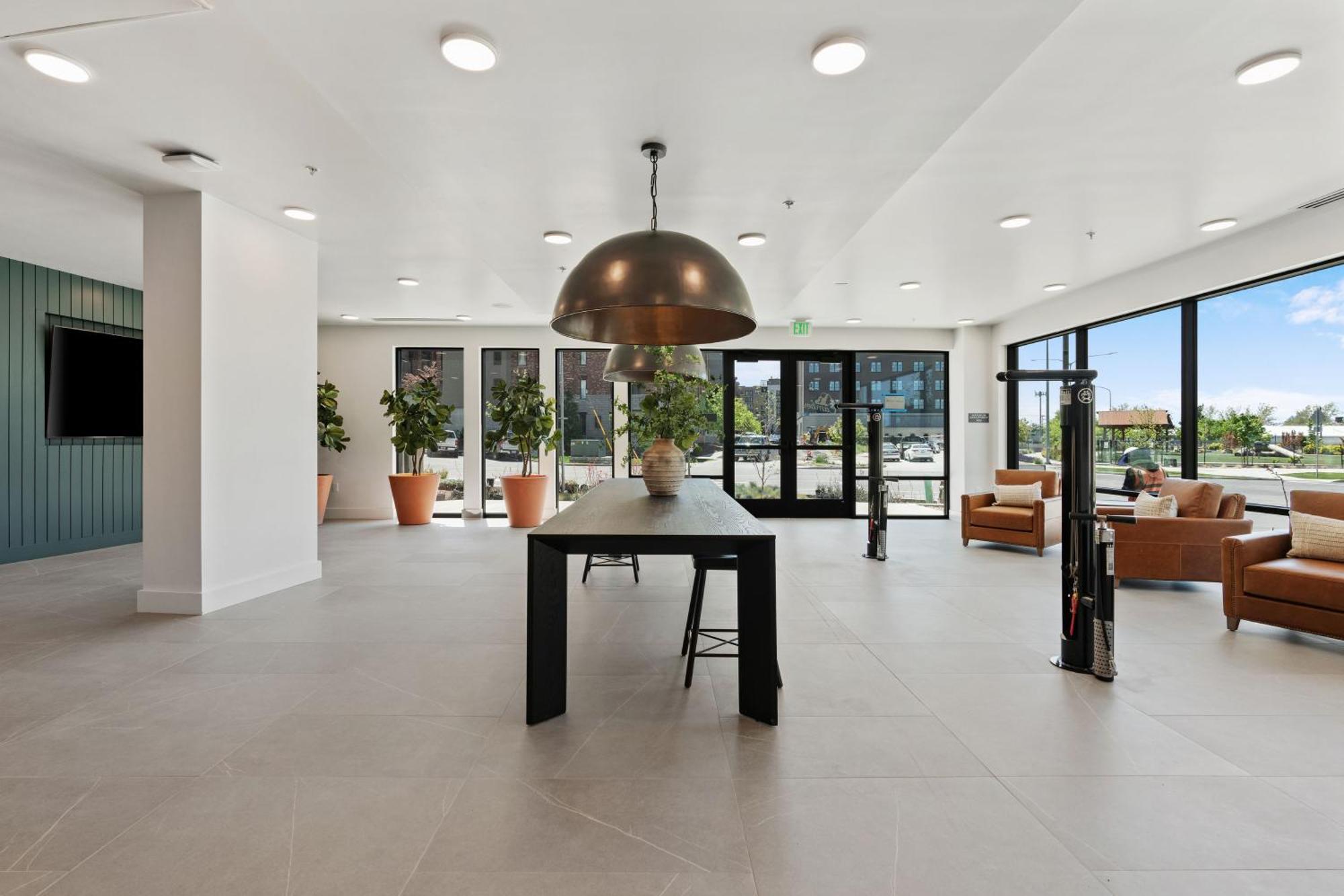 Designer 1br With Pool And Htub Apartment *