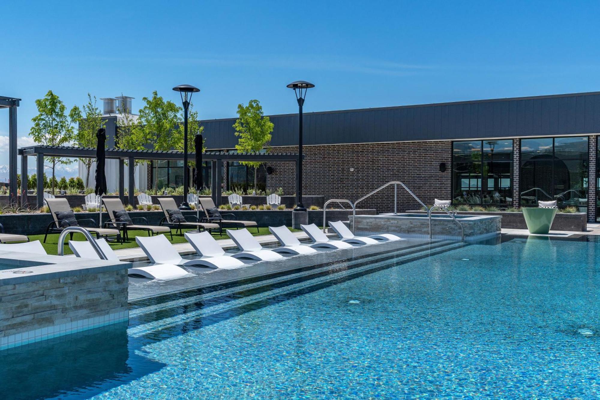 Designer 1br With Pool And Htub Salt Lake City