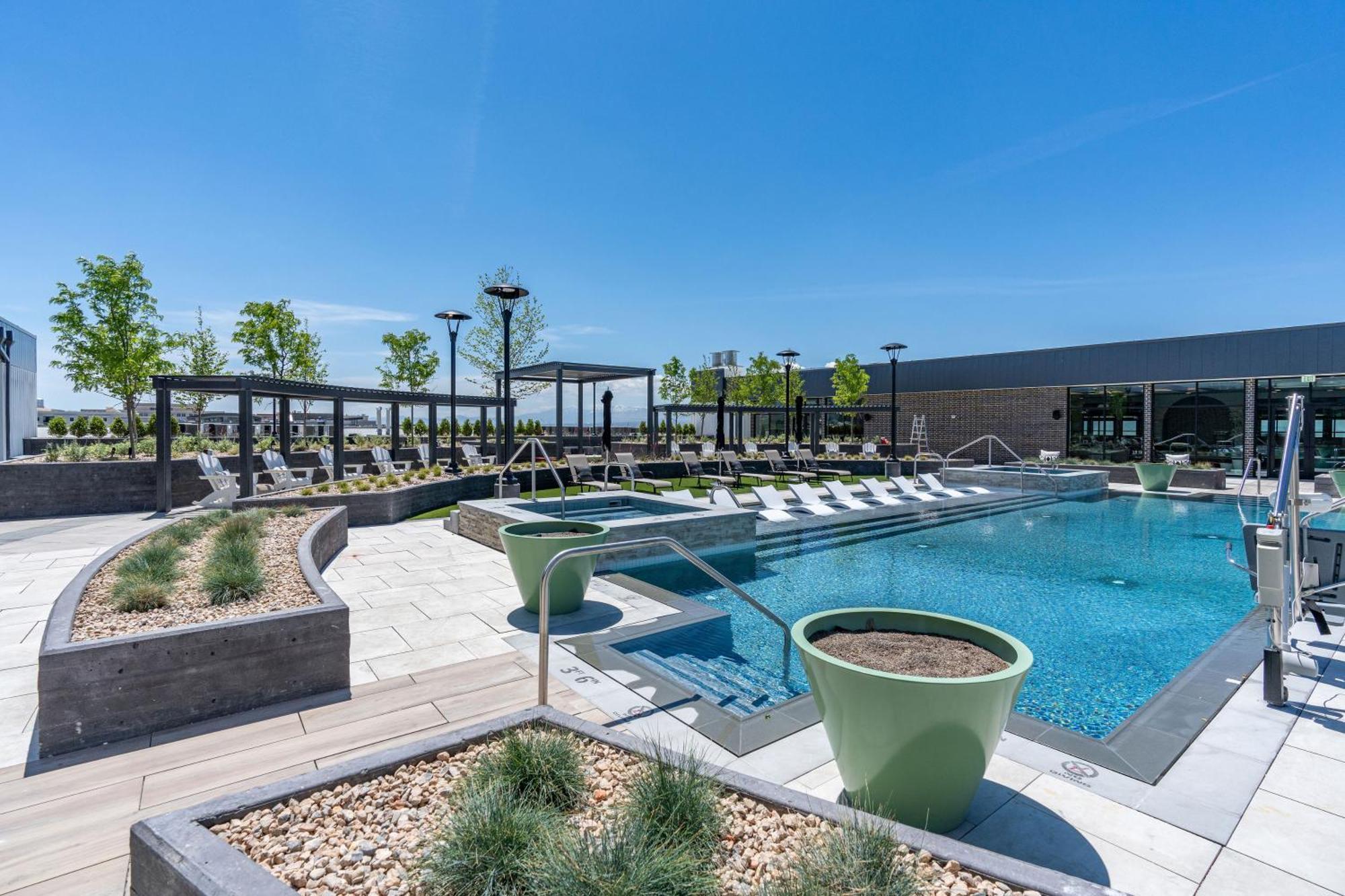 Designer 1br With Pool And Htub Apartment *