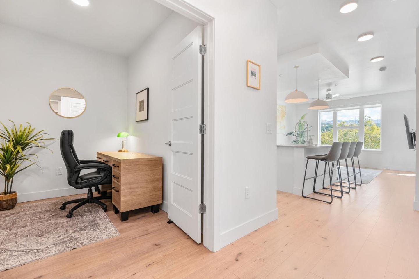 Designer 1br With Pool And Htub Apartment