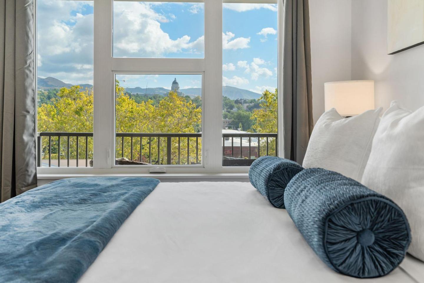 Designer 1br With Pool And Htub Apartment