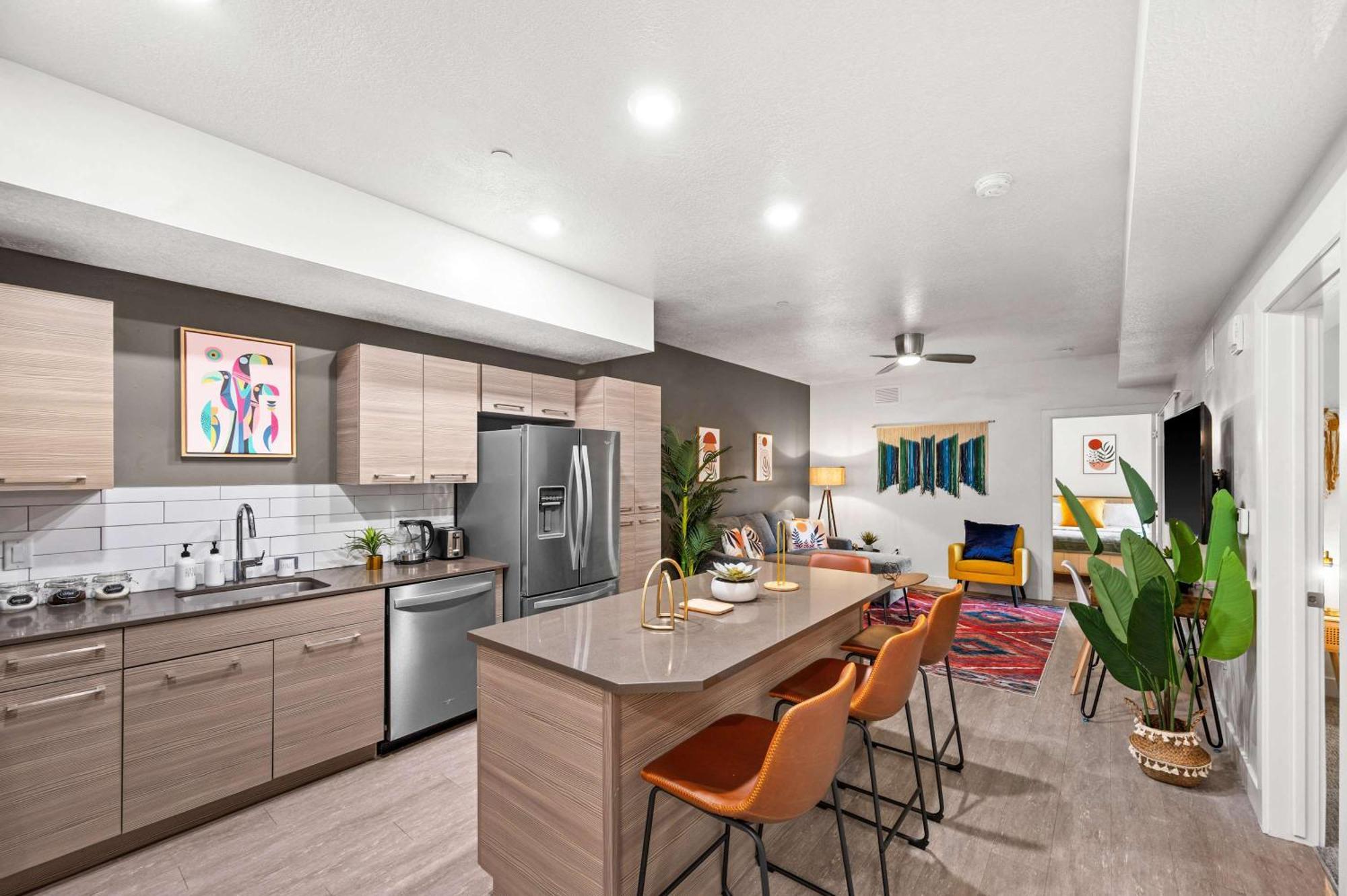 Scenic Slc W Pool & Gym Apartment
