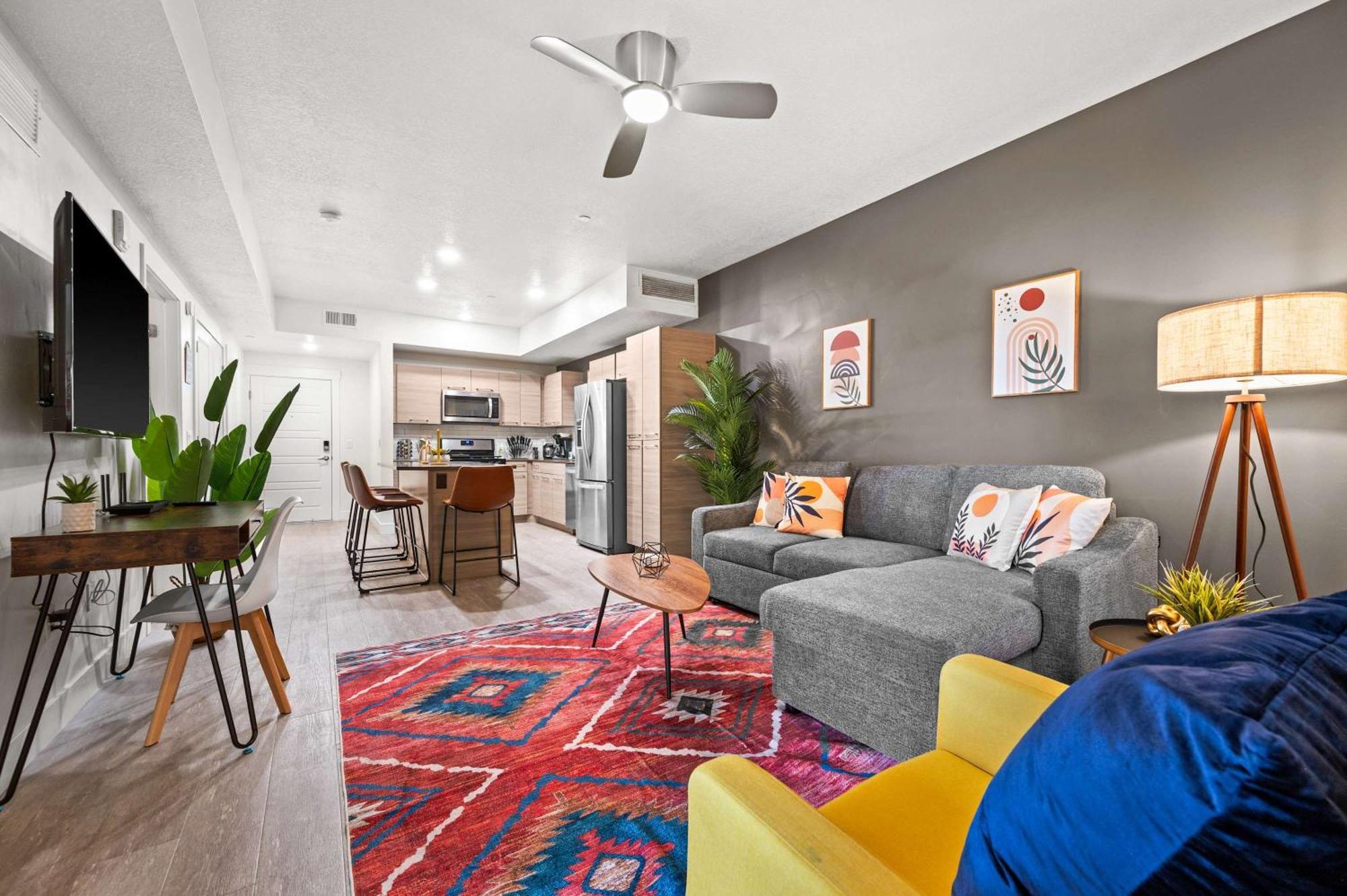 Scenic Slc W Pool & Gym Apartment *