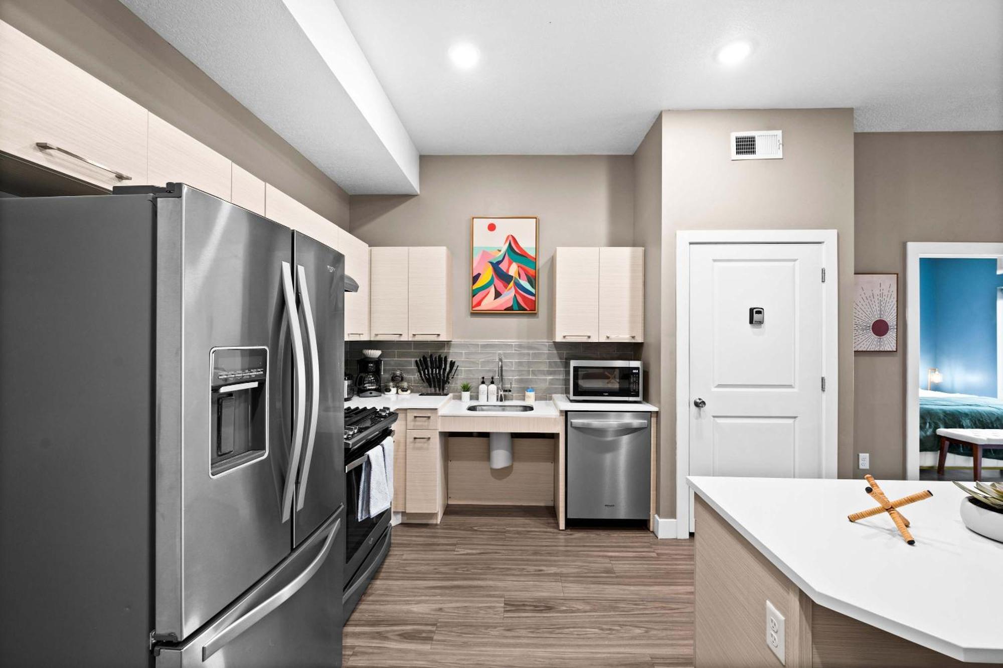 Luxury High-rise Living In Slc Apartment *