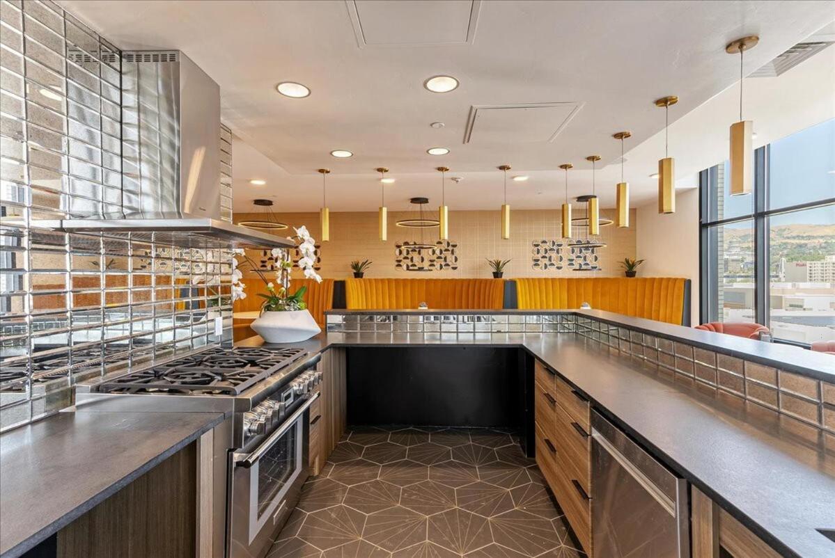 Apartment Downtown Lux Bldg - Rooftop Pool-hottub - King Bed *
