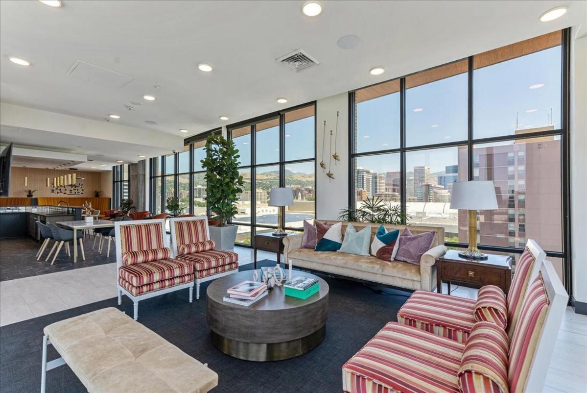 Downtown Lux Bldg - Rooftop Pool-hottub - King Bed *