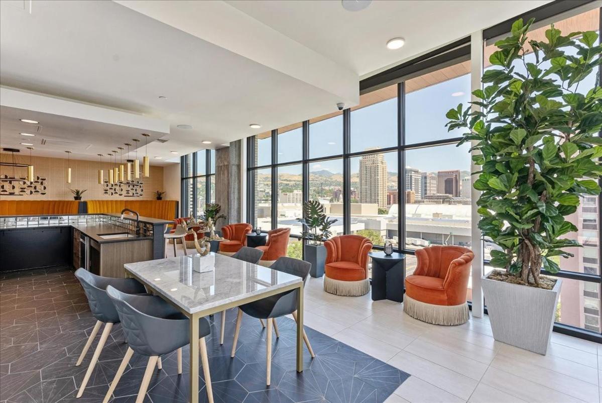 Downtown Lux Bldg - Rooftop Pool-hottub - King Bed Apartment