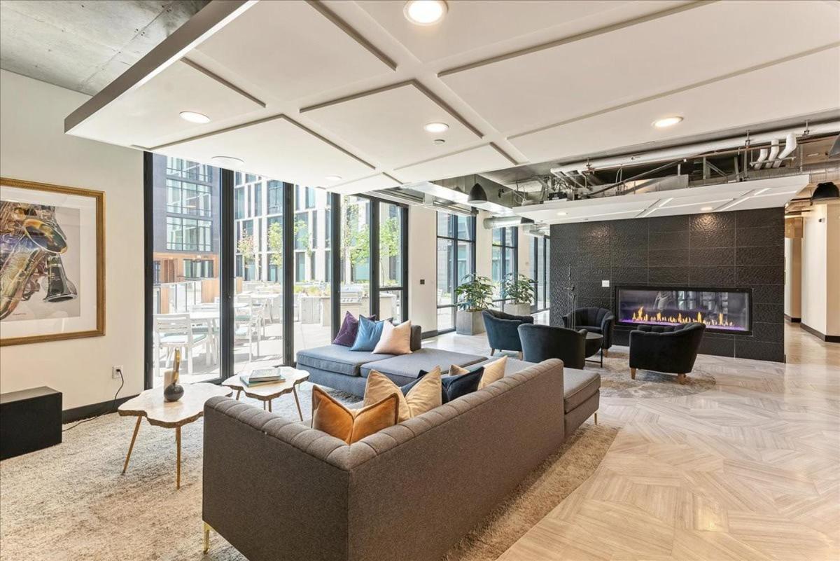 Downtown Lux Bldg - Rooftop Pool-hottub - King Bed Apartment *