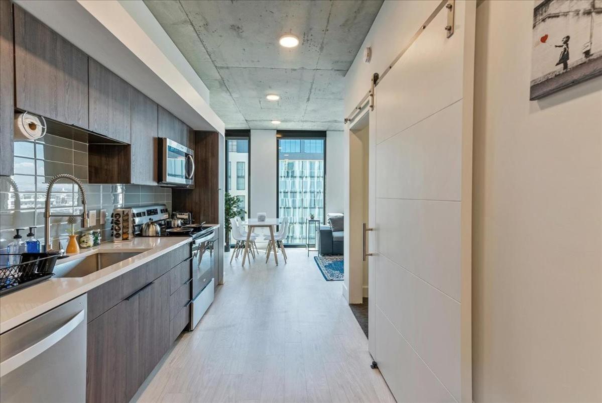 Downtown Lux Bldg - Rooftop Pool-hottub - King Bed Apartment *