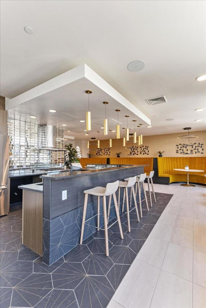 Apartment Downtown Lux Bldg - Rooftop Pool-hottub - King Bed