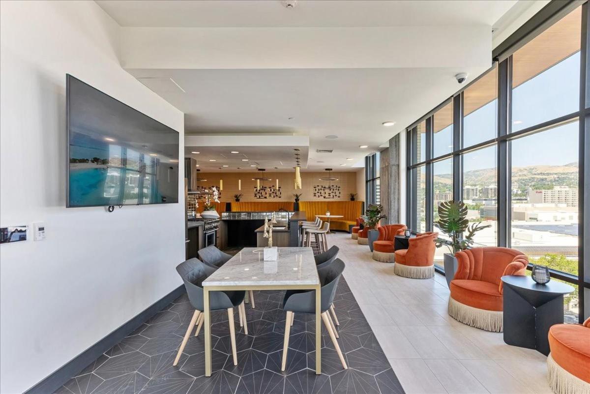 Downtown Lux Bldg - Rooftop Pool-hottub - King Bed *