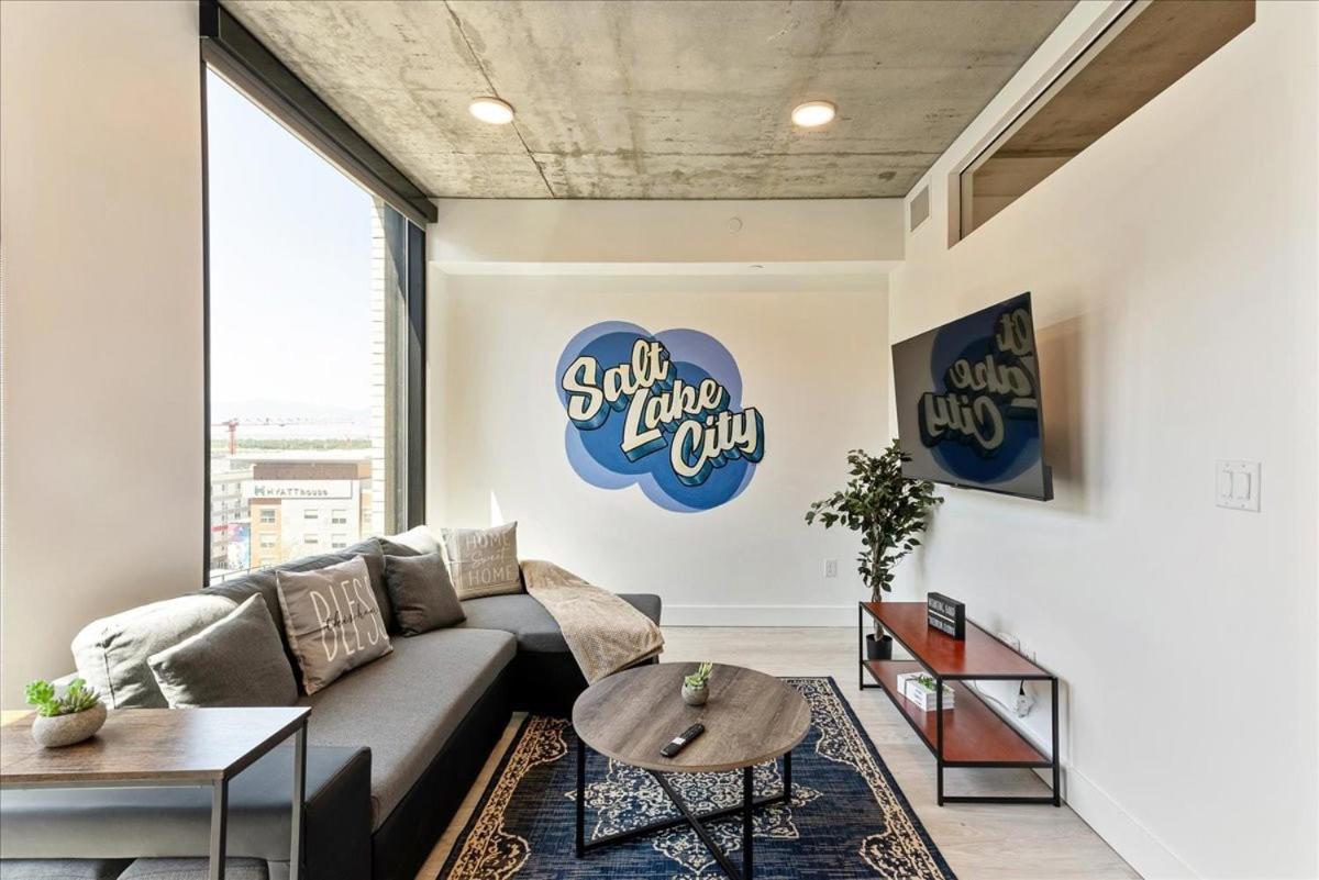 Downtown Lux Bldg - Rooftop Pool-hottub - King Bed Apartment
