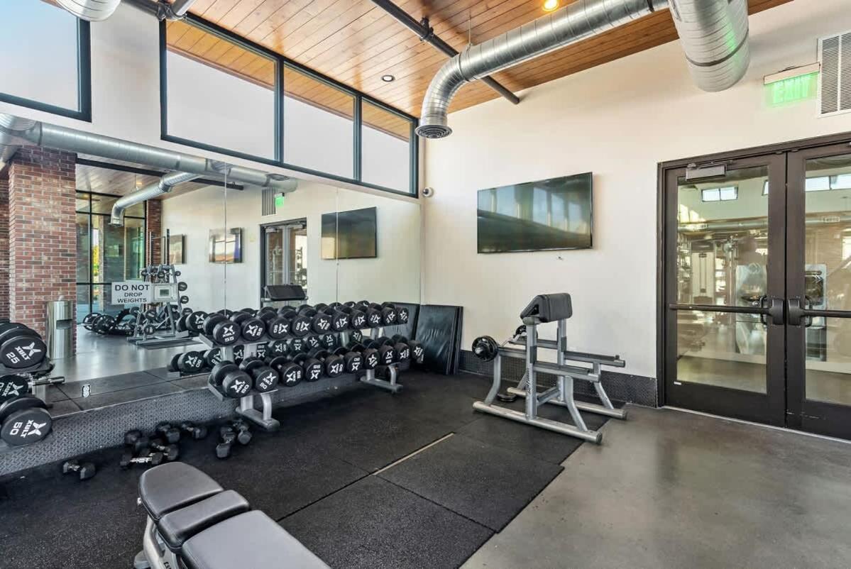 Apartment Delta And Salt Palace King Bed Golf Simulator Gym