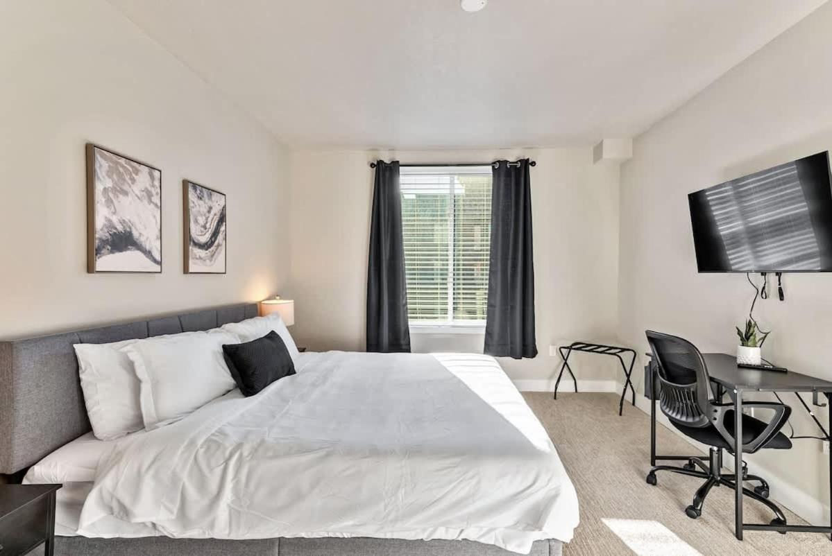 Apartment Salt Palace Delta Gym King Bed Golf Simulator