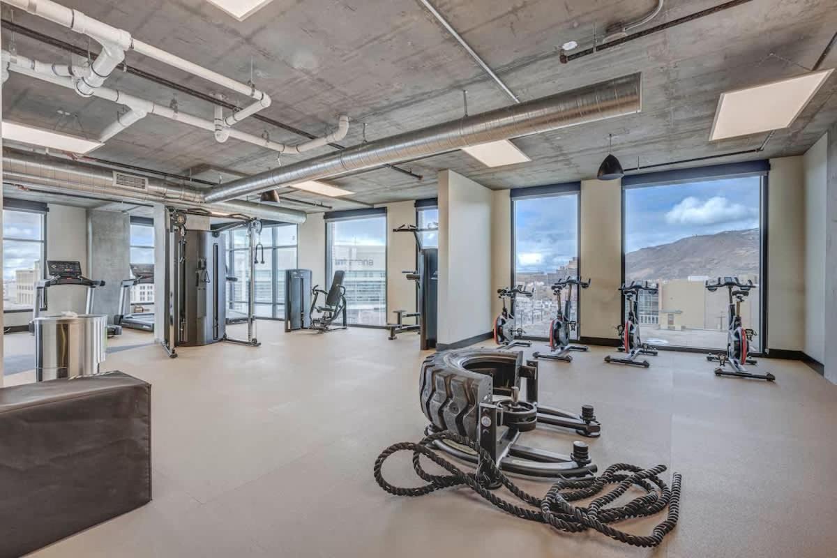 Apartment Rooftop Pool Hot Tub Gym Parking King Bed *