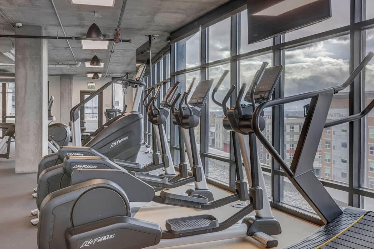 Apartment Rooftop Pool Hot Tub Gym Parking King Bed Salt Lake City