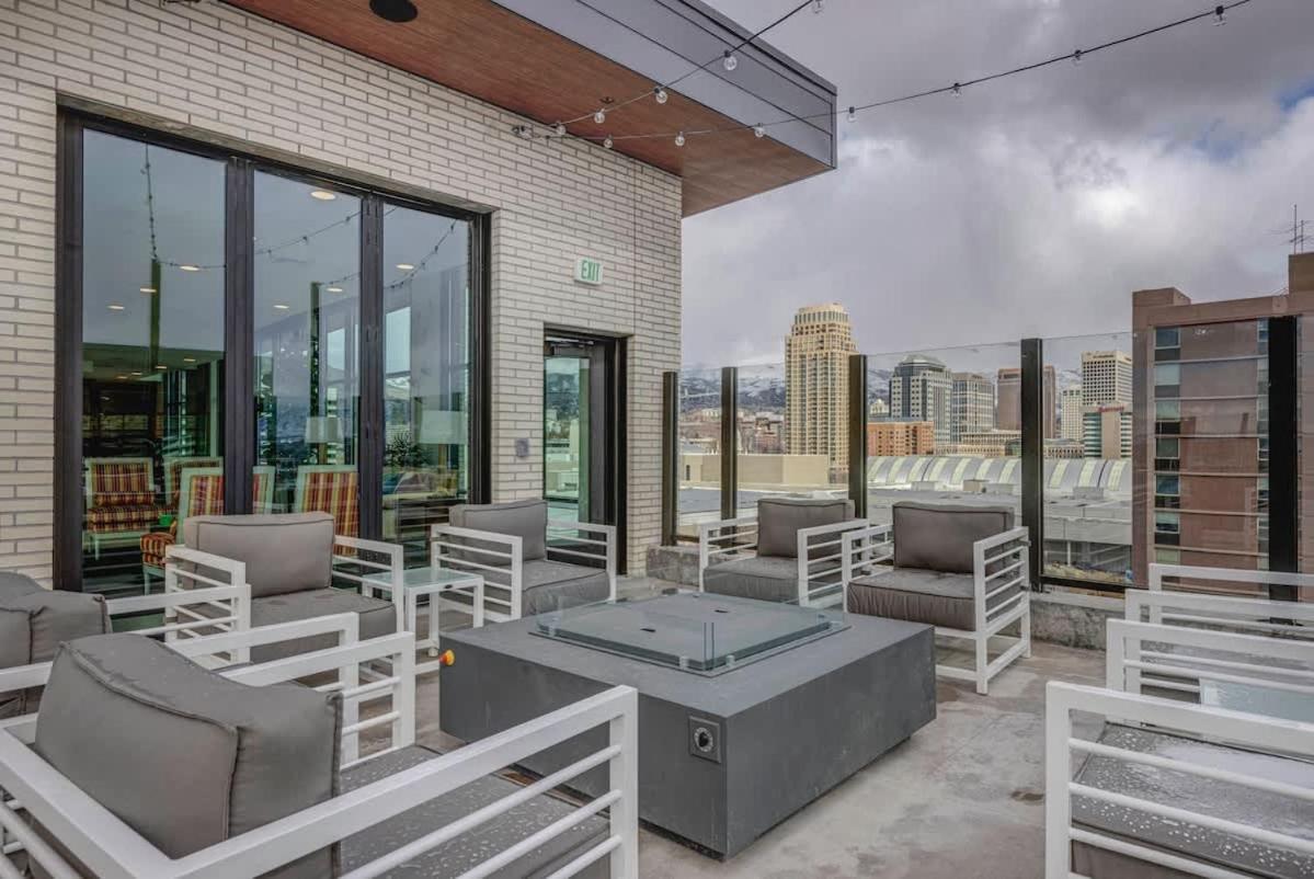 Apartment Rooftop Pool Hot Tub Gym Parking King Bed