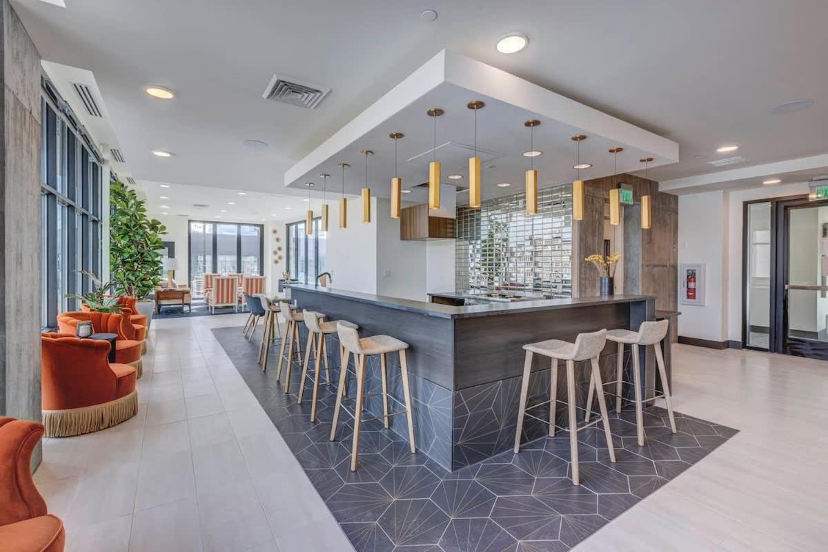 Apartment Rooftop Pool Hot Tub Gym Parking King Bed *