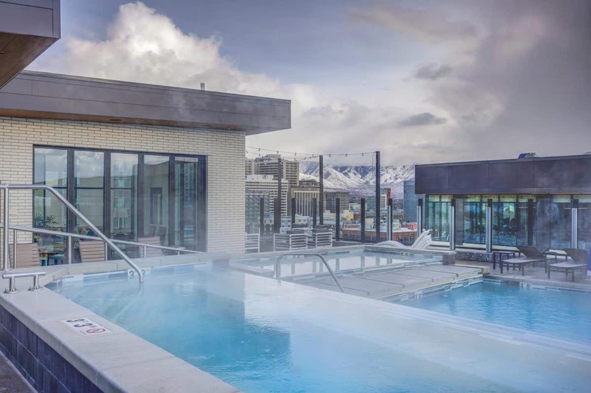 Rooftop Pool Hot Tub Gym Parking King Bed Apartment Salt Lake City