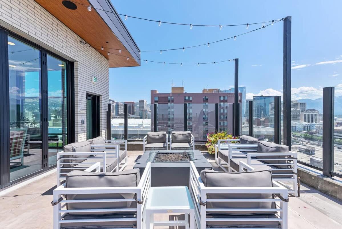 Rooftop Pool Hot Tub Gym King Bed Parking Apartment *