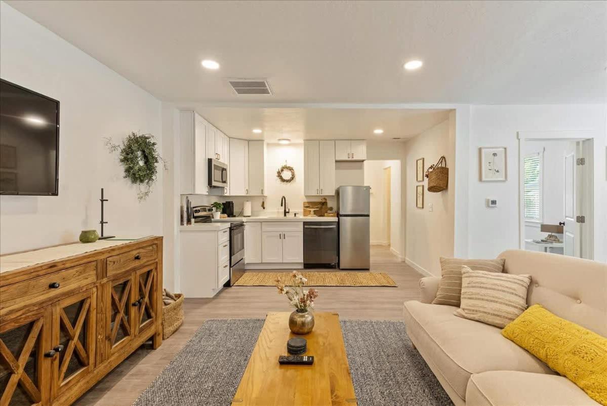 Casa de férias Right Off I15 & I80 Frontrunner Station Close Salt Lake City