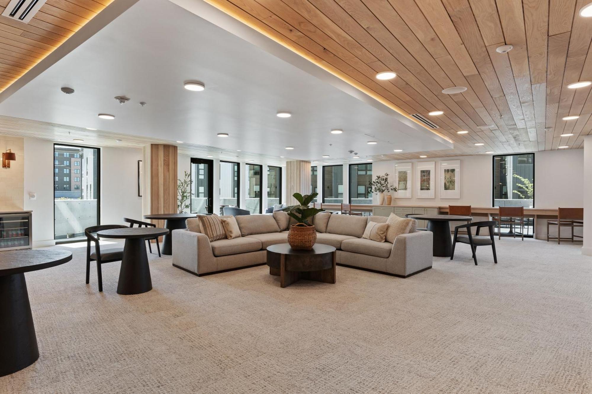 Floor - Views And Amenities Apartment
