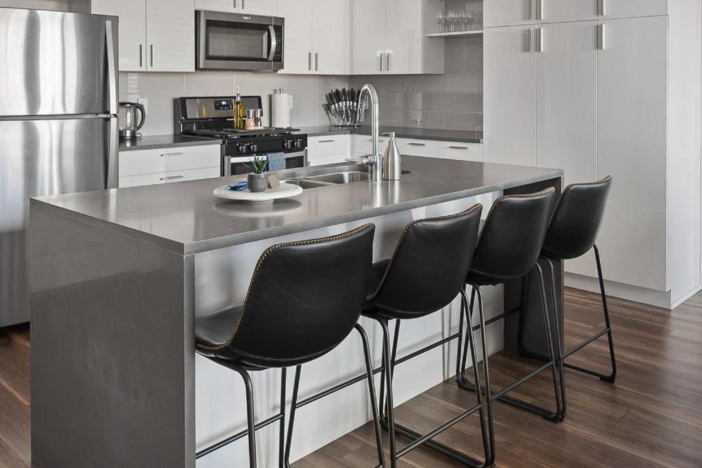 Convention Ctr - Stylish 2bd,2ba With Pool,gym And Hot Tub Apartment *