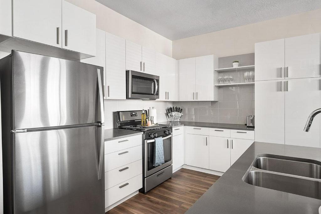 Convention Ctr - Stylish 2bd,2ba With Pool,gym And Hot Tub Apartment *
