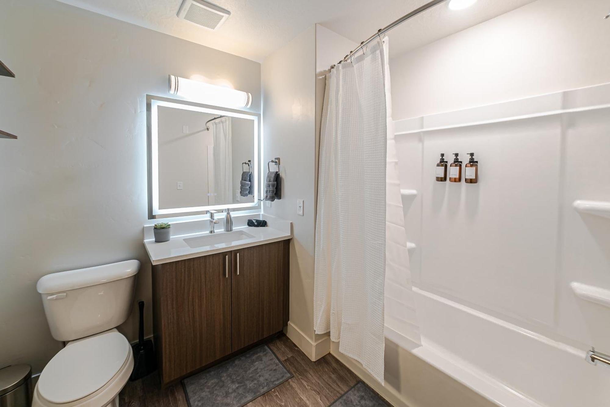 Capital Views 2br 2ba Pool,gym,convention Centre Salt Lake City