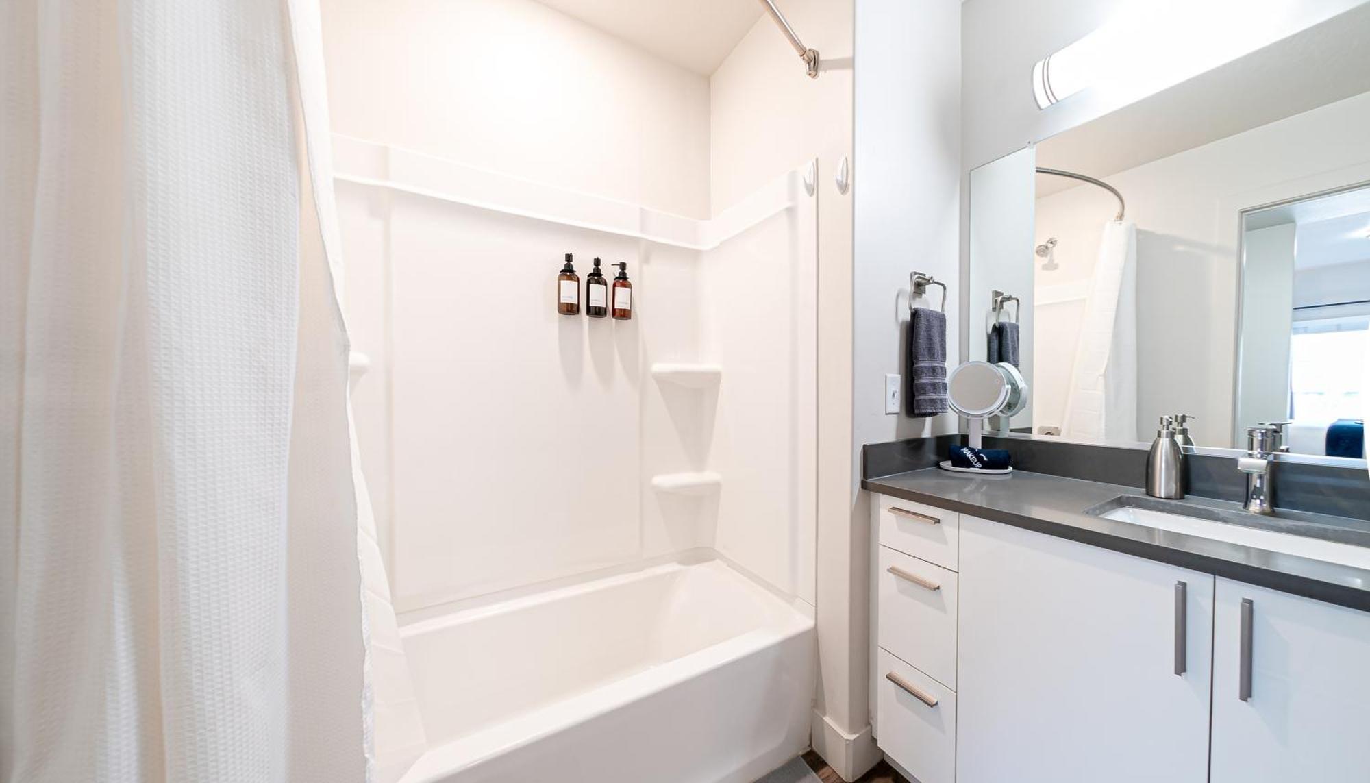 Expansive Views - 1bd 1ba Hot Tub, Pool, Convention Centre Apartment Salt Lake City