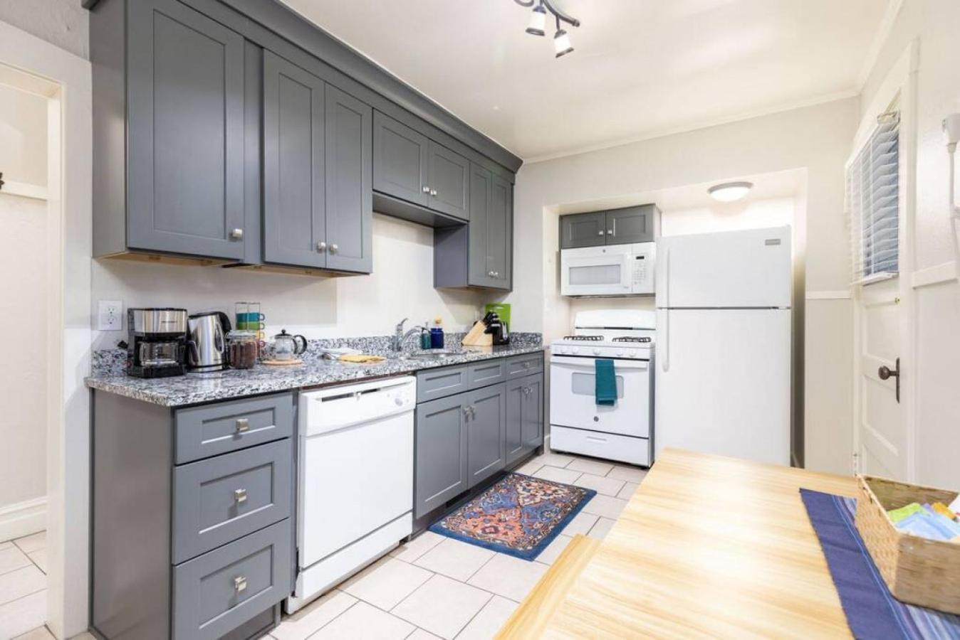 Downtown Private Historic Avenues Apartment *