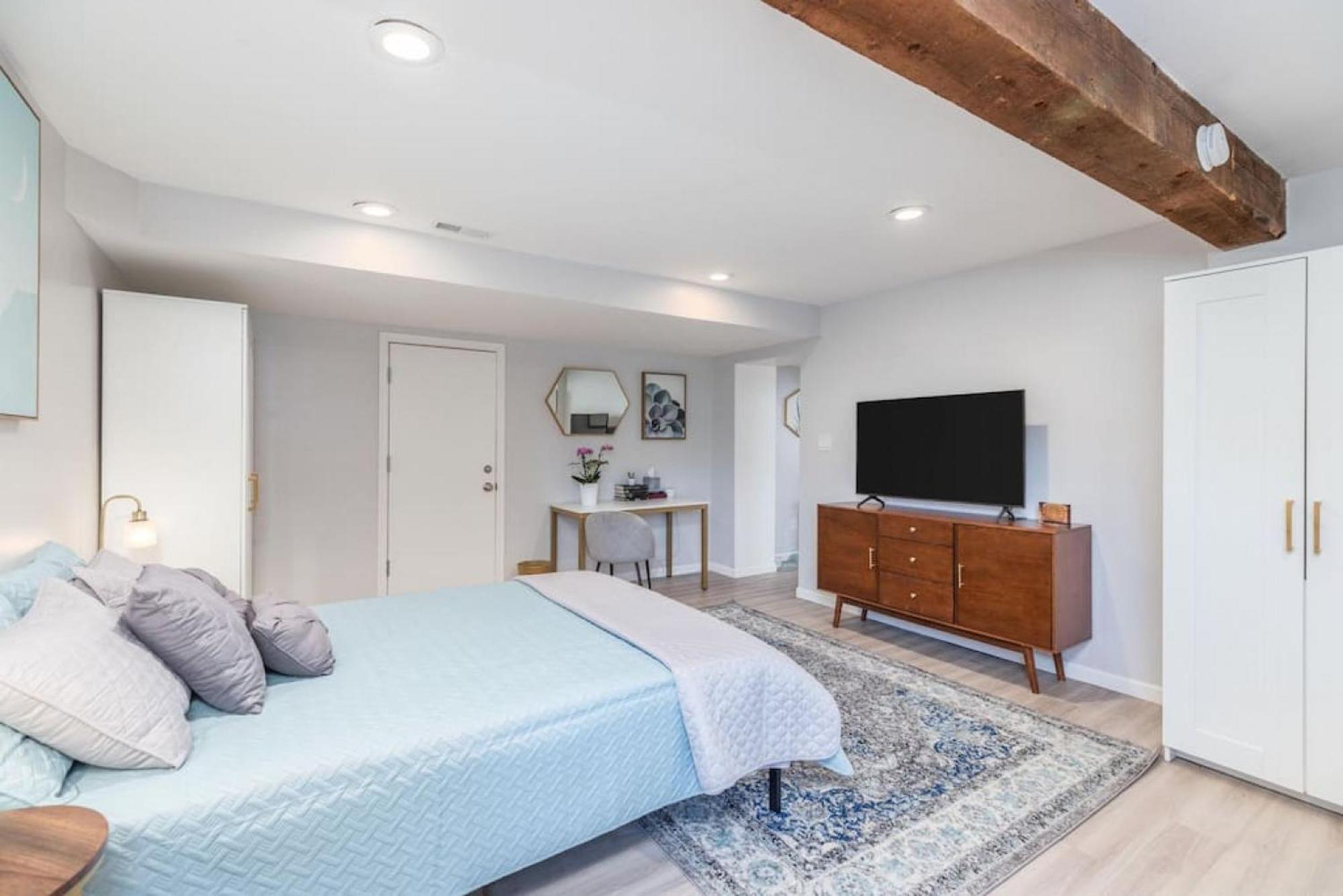 Private Pet Friendly Avenues Of Downtown Holiday home