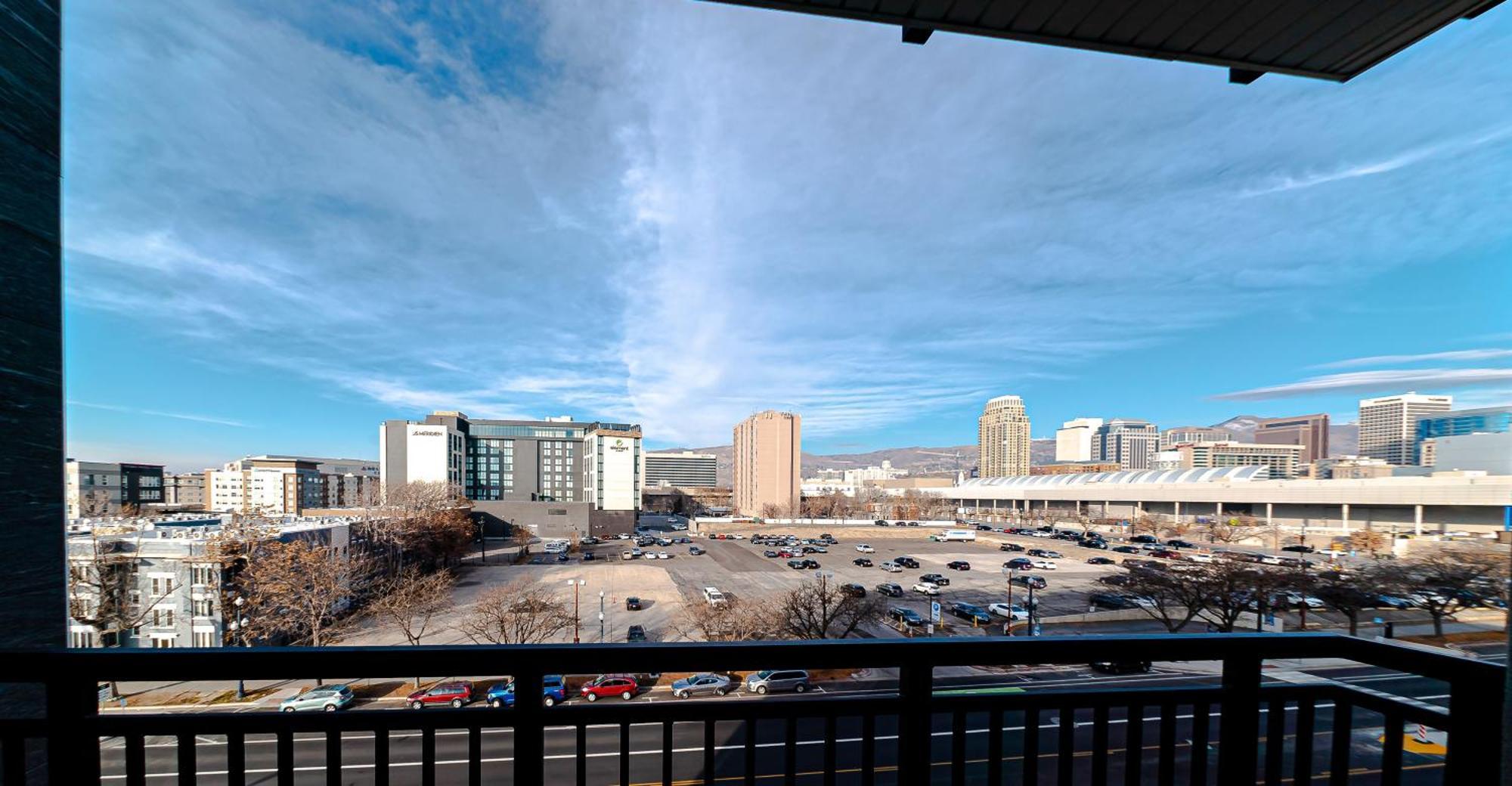 Apartment Expansive Views - 1bd 1ba Hot Tub, Pool, Convention Centre *