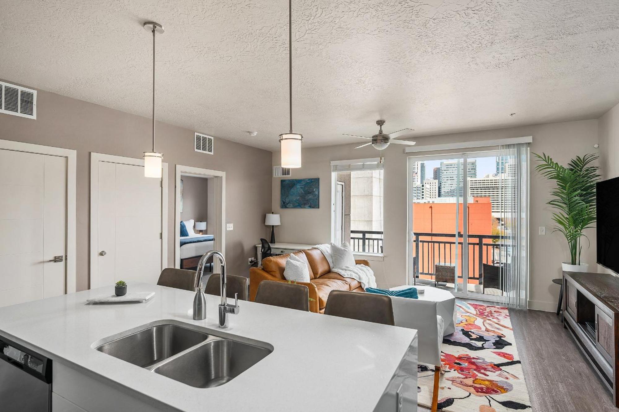 Stunning 1bd Pool, Htub, Gym Near Convention Centre *