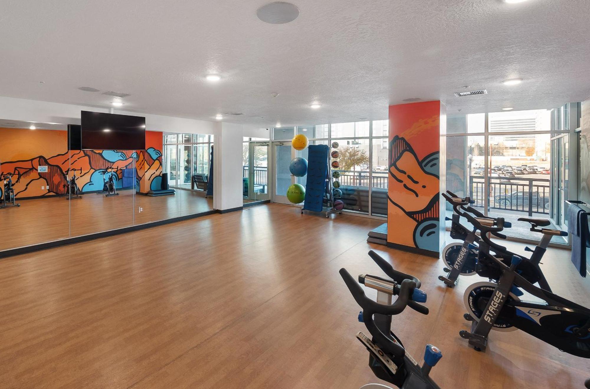 Apartment Stunning 1bd Pool, Htub, Gym Near Convention Centre
