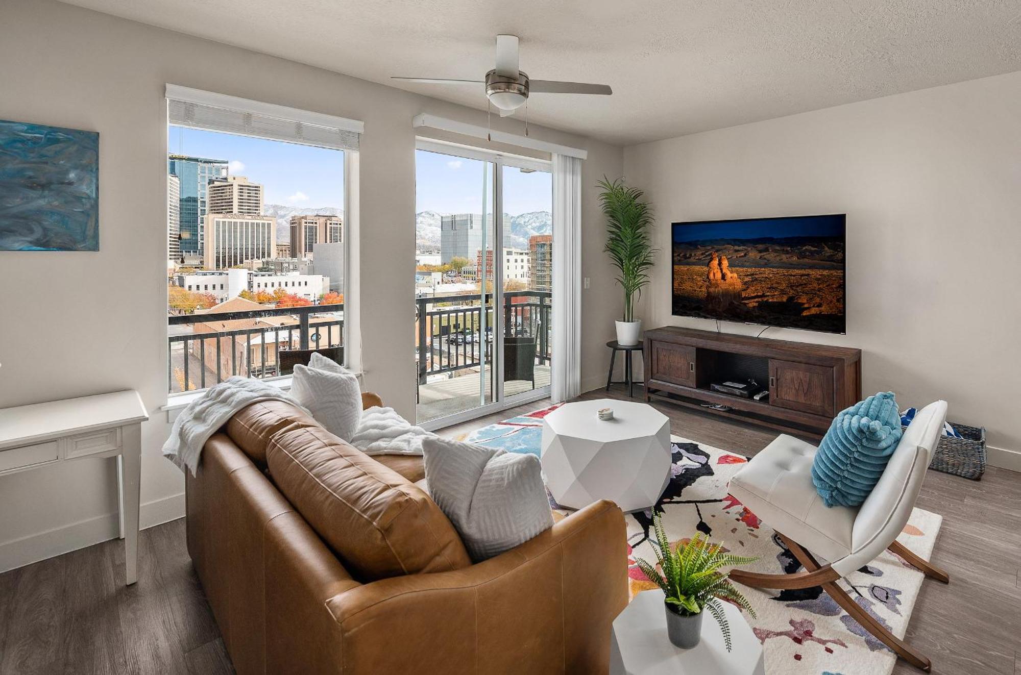 Stunning 1bd Pool, Htub, Gym Near Convention Centre Apartment