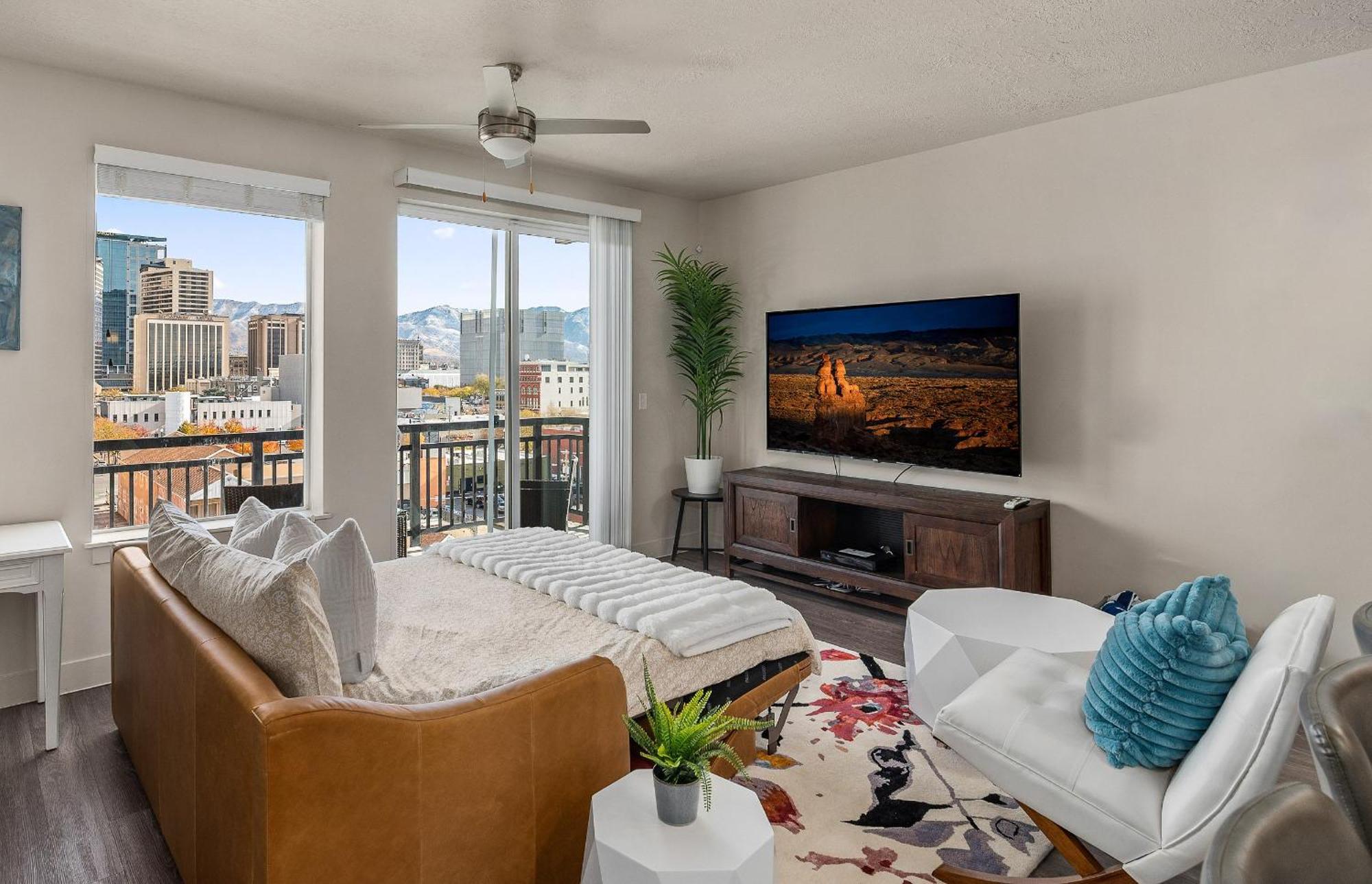 Stunning 1bd Pool, Htub, Gym Near Convention Centre Apartment *
