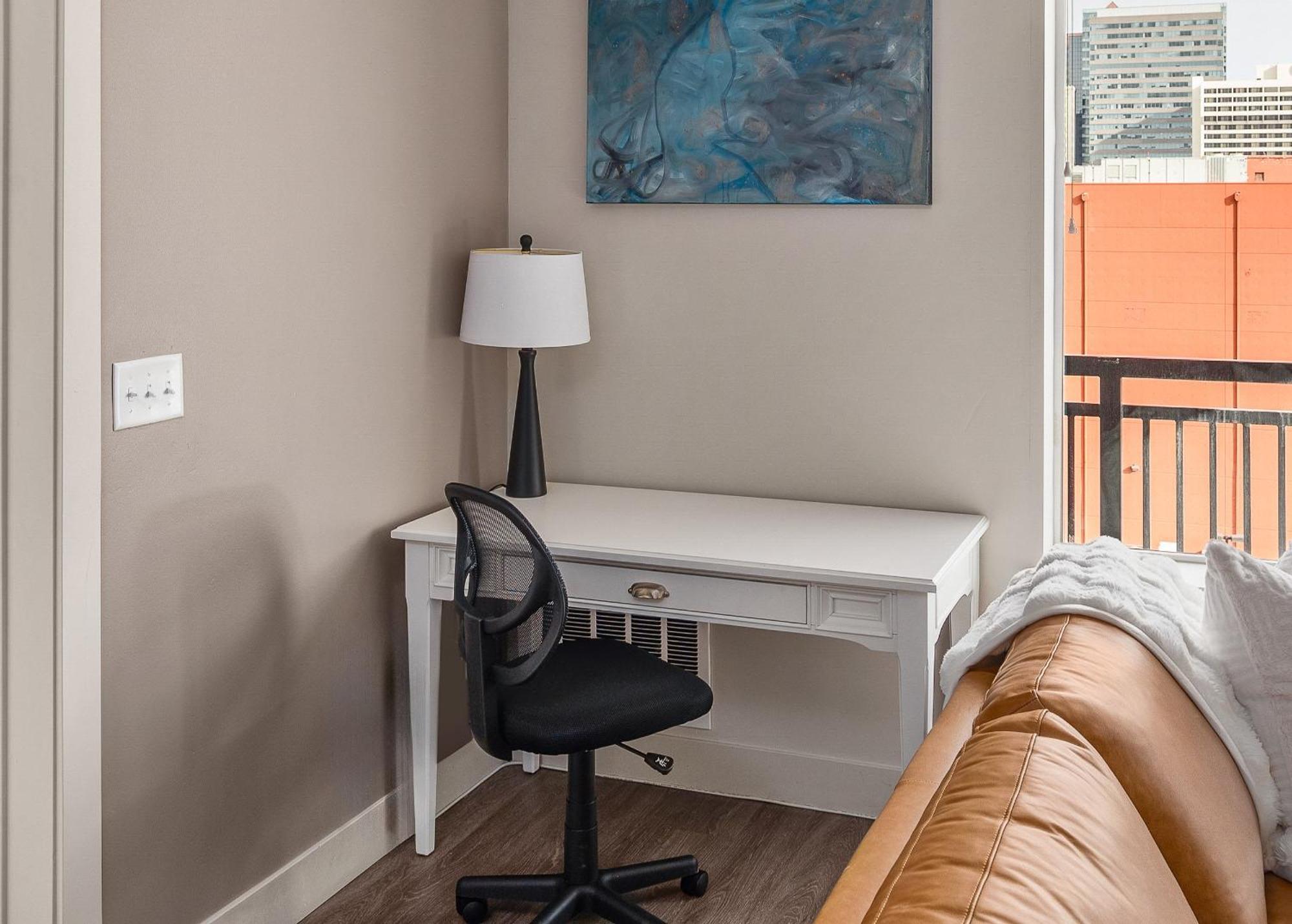 Apartment Stunning 1bd Pool, Htub, Gym Near Convention Centre *