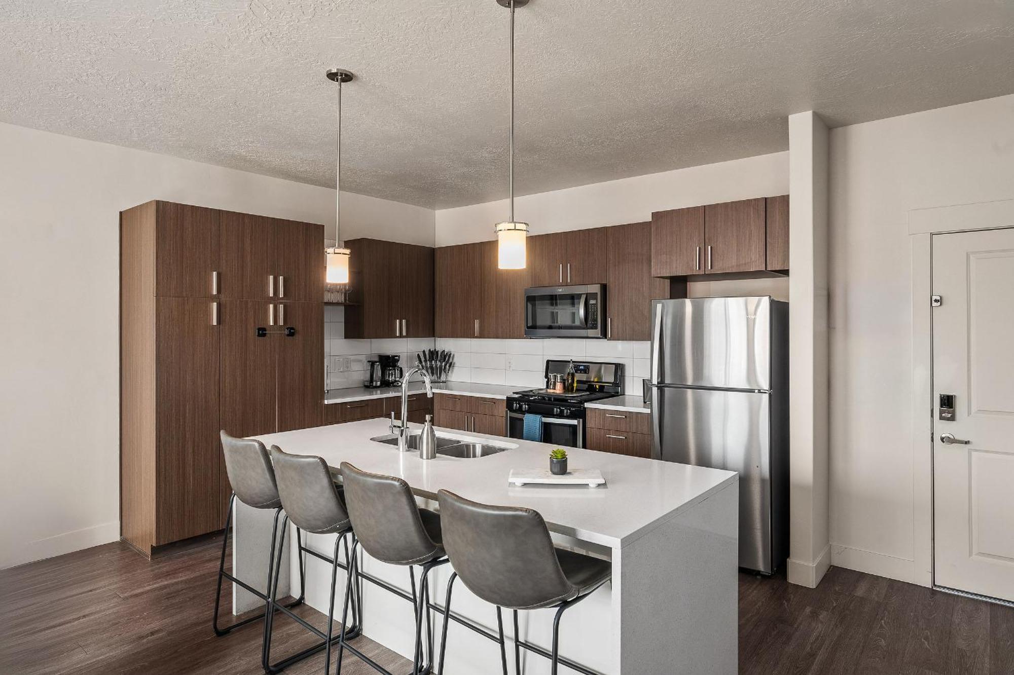 Stunning 1bd Pool, Htub, Gym Near Convention Centre Apartment