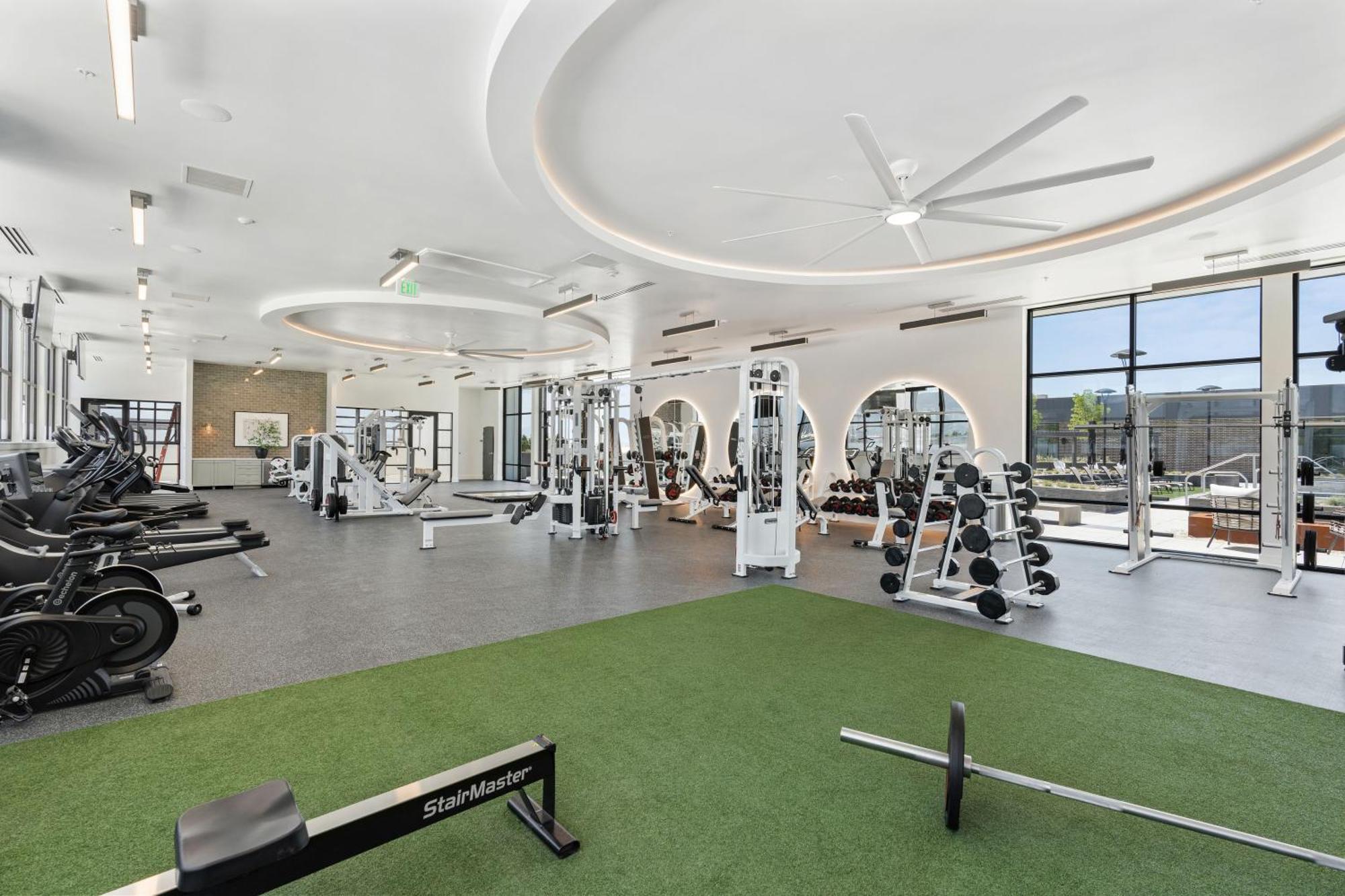 Apartment Designer New 2bd 2ba Pool,htub,gym,bowling