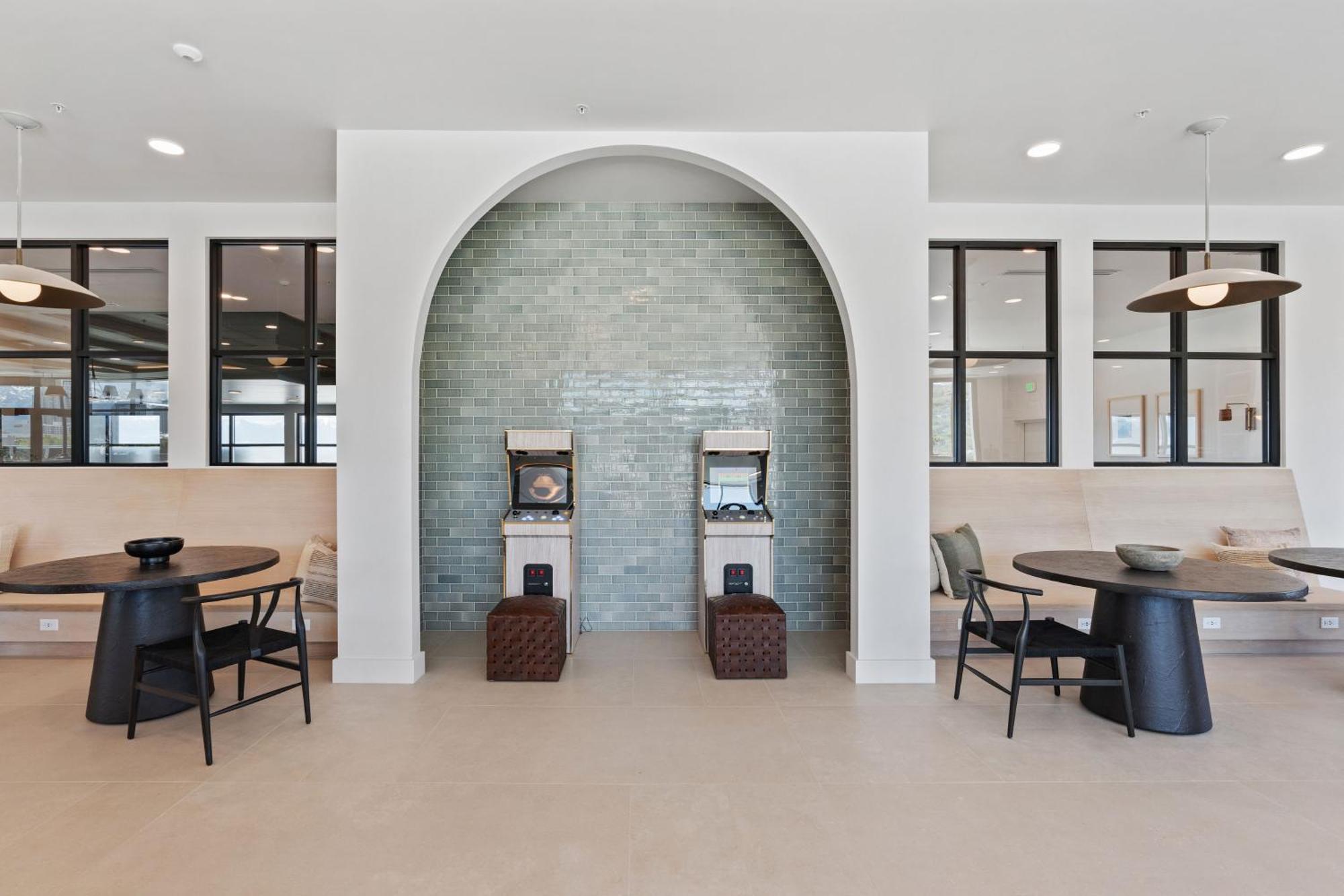 Apartment Designer New 2bd 2ba Pool,htub,gym,bowling